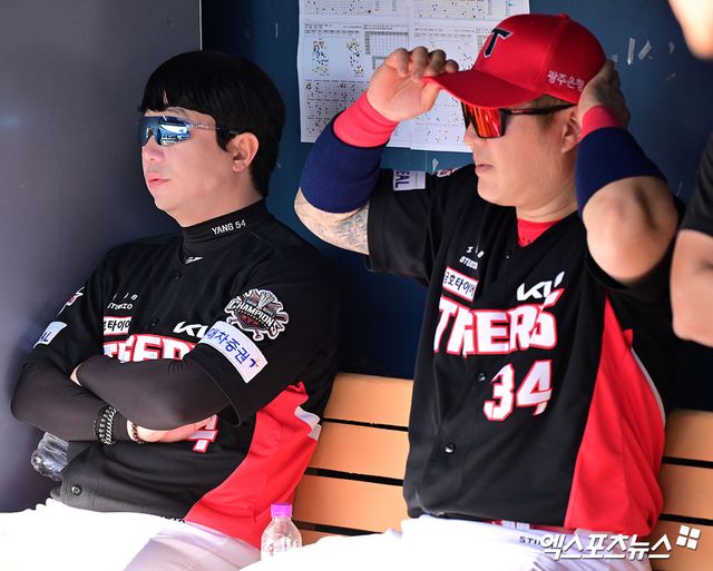 20일 오후 서울 송파구 잠실야구장에서 열린 '2025 신한 SOL Bank KBO리그' KIA 타이거즈와 두산 베어스의 경기, KIA 양현종과 최형우가 경기를 지켜보고 있다. 엑스포츠뉴스DB