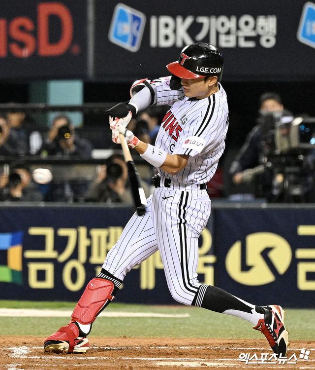 16일 오후 서울 송파구 잠실야구장에서 열린 '2025 신한 SOL Bank KBO리그' 삼성 라이온즈와 LG 트윈스의 경기, 6회말 2사 만루 LG 박해민이 2타점 적시타를 날리고 있다. 엑스포츠뉴스 DB