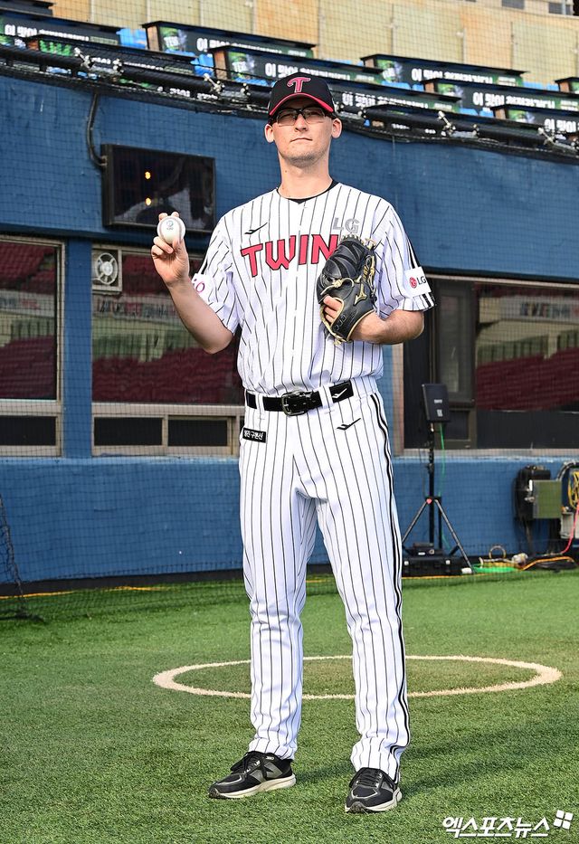 2일 오후 서울 잠실야구장에서 열리는 '2025 신한 SOL Bank KBO리그' SSG 랜더스와 LG 트윈스의 경기에 앞서 LG 일시 대체 외국인 투수 코엔 윈이 그라운드에서 포즈를 취하고 있다. 엑스포츠뉴스 DB