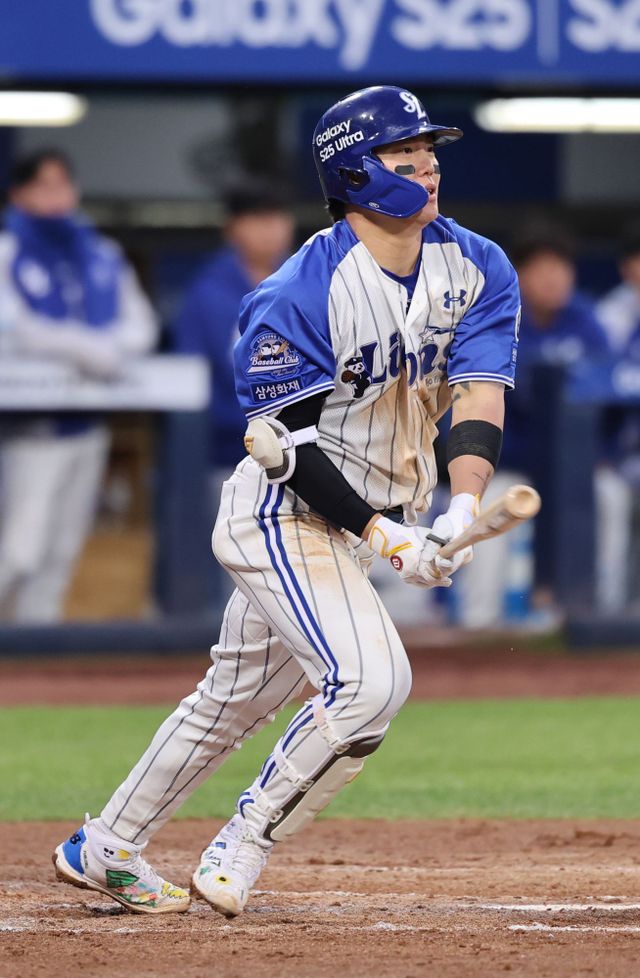 삼성 라이온즈 류지혁이 경기에 출전해 타격하고 있다. 삼성 라이온즈