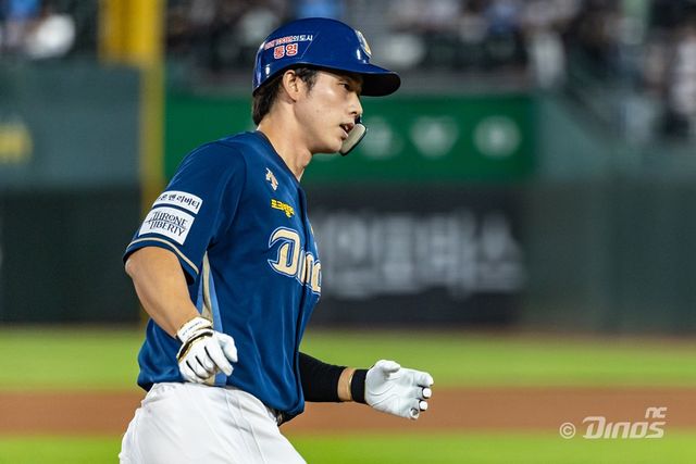 NC 외야수 천재환은 4일 사직구장에서 열린 '2025 신한 SOL Bank KBO 리그' 롯데와 주말 3연전 마지막 경기에서 7번타자 중견수로 선발 출전했다. 데뷔 첫 4안타 경기를 펼쳐 팀 승리에 힘을 보탰다. 경기 후에는 선수단을 응원해주는 팬들을 향한 감사 인사를 전했다. NC 다이노스