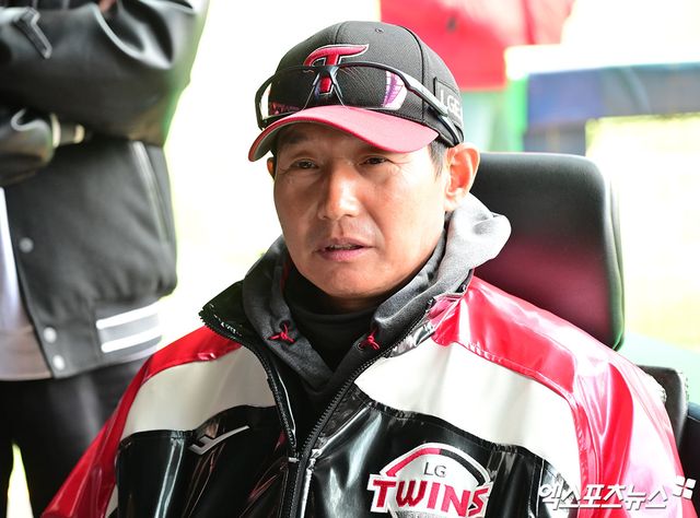 13일 오후 서울 송파구 잠실야구장에서 열리는 '2025 신한 SOL Bank KBO리그' 두산 베어스와 LG 트윈스의 경기, LG 염경엽 감독이 취재진과 대화를 나누고 있다. 엑스포츠뉴스 DB