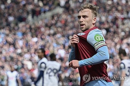 토트넘 홋스퍼는 4일(한국시간) 영국 런던에 위치한 런던 스타디움에서 열린 웨스트햄 유나이티드와의 2024-25시즌 프리미어리그 35라운드 원정 경기에서 1-1 무승부를 거뒀다. 이날 손흥민이 발 부상으로 명단 제외를 당한 가운데 토트넘은 전반 15분 윌송 오도베르의 선제골로 앞서갔지만 전반 28분 재로드 보웬에게 동점골을 허용해 무승부로 경기를 마무리했다. 웨스트햄전 무승부로 토트넘은 최근 손흥민이 부상으로 빠진 리그 4경기(1무3패)에서 모두 승리를 거두지 못했다. 연합뉴스