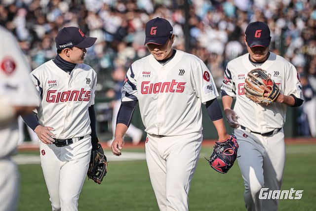롯데 투수 박진(가운데)은 지난 3일 사직구장에서 열린 '2025 신한 SOL Bank KBO 리그' NC와 주말 3연전 두 번째 경기에서 선발 등판했다. 최종 성적 3이닝 4실점으로 팀 패배를 지켜봐야 했다. 롯데 자이언츠