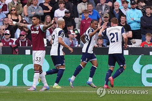 토트넘 홋스퍼는 4일(한국시간) 영국 런던에 위치한 런던 스타디움에서 열린 웨스트햄 유나이티드와의 2024-25시즌 프리미어리그 35라운드 원정 경기에서 1-1 무승부를 거뒀다. 이날 손흥민이 발 부상으로 명단 제외를 당한 가운데 토트넘은 전반 15분 윌송 오도베르의 선제골로 앞서갔지만 전반 28분 재로드 보웬에게 동점골을 허용해 무승부로 경기를 마무리했다. 웨스트햄전 무승부로 토트넘은 최근 손흥민이 부상으로 빠진 리그 4경기(1무3패)에서 모두 승리를 거두지 못했다. 연합뉴스