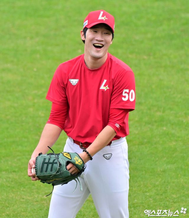 17일 오후 인천SSG랜더스필드에서 열리는 '2025 신한 SOL Bank KBO리그' 한화 이글스와 SSG 랜더스의 경기, SSG 박종훈이 웜업을 하고 있다. 엑스포츠뉴스 DB