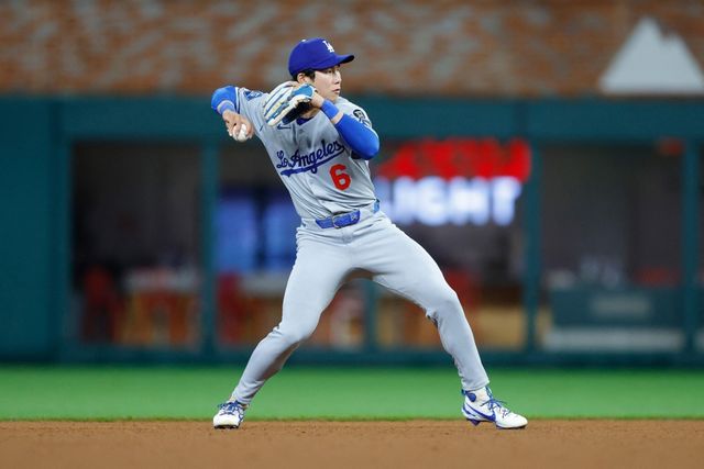 LA 다저스 김혜성이 4일 미국 조지아주 애틀랜타의 트루이스트파크에서 열린 2025 미국프로야구 메이저리그(MLB) 애틀랜타 브레이브스와의 경기에 교체 출전했다. 빅리그 데뷔의 꿈을 이루면서 한국인 선수로는 역대 28번째로 MLB 공식 경기를 소화한 선수가 됐다. AFP 연합뉴스