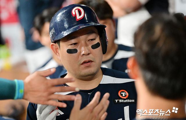 두산 베어스 양의지가 경기에 출전해 득점 후 축하 받고 있다. 엑스포츠뉴스 DB