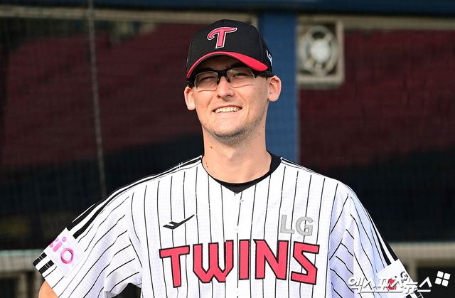 2일 오후 서울 잠실야구장에서 열리는 '2025 신한 SOL Bank KBO리그' SSG 랜더스와 LG 트윈스의 경기에 앞서 LG 일시 대체 외국인 투수 코엔 윈이 그라운드에서 포즈를 취하고 있다. 엑스포츠뉴스 DB