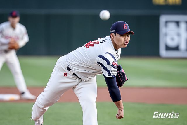 롯데 투수 박진은 지난 3일 사직구장에서 열린 '2025 신한 SOL Bank KBO 리그' NC와 주말 3연전 두 번째 경기에서 선발 등판했다. 최종 성적 3이닝 4실점으로 팀 패배를 지켜봐야 했다. 롯데 자이언츠