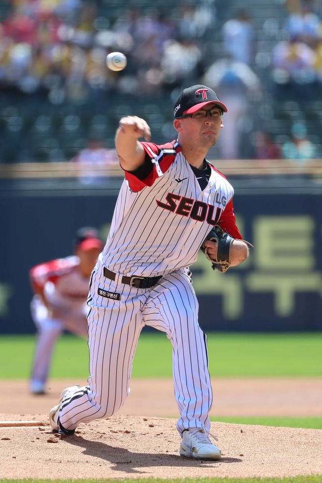 4일 오후 서울 잠실야구장에서 열린 '2025 신한 SOL Bank KBO리그' SSG 랜더스와 LG 트윈스의 경기, LG 선발투수 코엔 윈이 공을 힘차게 던지고 있다. LG 트윈스