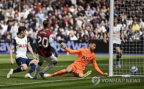 토트넘 홋스퍼는 4일(한국시간) 영국 런던에 위치한 런던 스타디움에서 열린 웨스트햄 유나이티드와의 2024-25시즌 프리미어리그 35라운드 원정 경기에서 1-1 무승부를 거뒀다. 이날 손흥민이 발 부상으로 명단 제외를 당한 가운데 토트넘은 전반 15분 윌송 오도베르의 선제골로 앞서갔지만 전반 28분 재로드 보웬에게 동점골을 허용해 무승부로 경기를 마무리했다. 웨스트햄전 무승부로 토트넘은 최근 손흥민이 부상으로 빠진 리그 4경기(1무3패)에서 모두 승리를 거두지 못했다. 연합뉴스