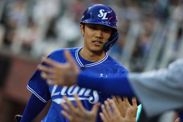 삼성 라이온즈 이재현이 경기에 출전해 득점 후 축하 받고 있다. 삼성 라이온즈