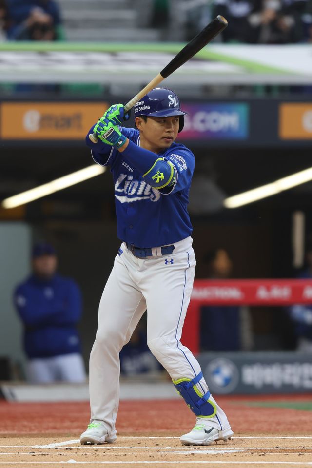 삼성 라이온즈 김헌곤이 경기에 출전해 타격하고 있다. 삼성 라이온즈