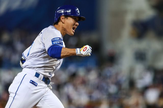 삼성 라이온즈 이성규가 경기에 출전해 홈런을 친 뒤 포효하고 있다. 삼성 라이온즈
