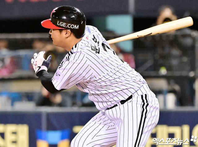 25일 오후 서울 송파구 잠실야구장에서 열린 '2025 신한 SOL Bank KBO리그' 한화 이글스와 LG 트윈스의 경기, 8회말 무사 만루 LG 문보경이 2타점 2루타를 날리고 있다. 엑스포츠뉴스 DB