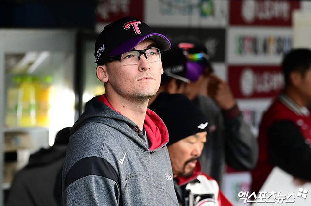 2일 오후 서울 잠실야구장에서 열린 '2025 신한 SOL Bank KBO리그' SSG 랜더스와 LG 트윈스의 경기, LG 코엔 윈이 더그아웃서 경기를 지켜보고 있다. 엑스포츠뉴스 DB