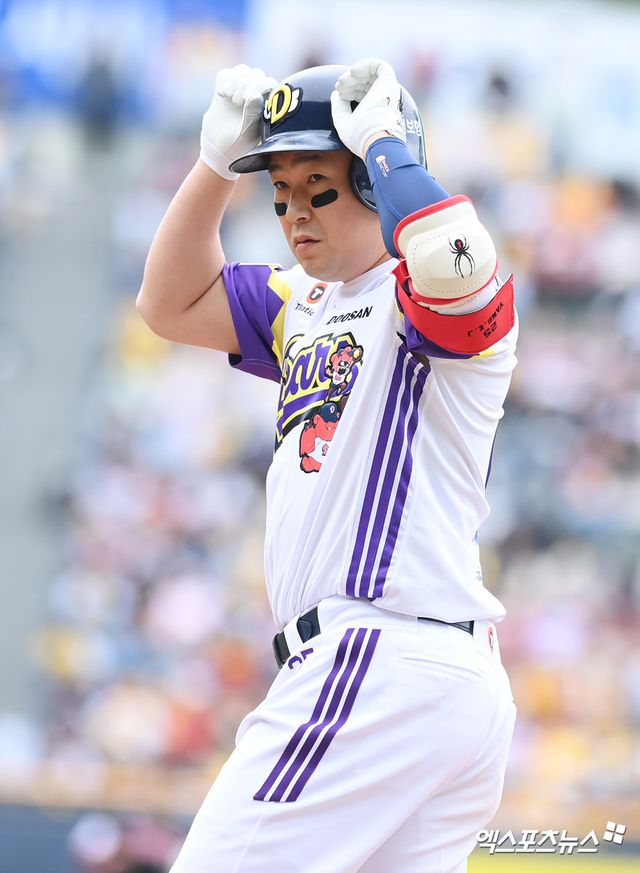 두산 베어스 포수 양의지가 5일 서울 잠실야구장에서 열린 2025 신한 SOL Bank KBO리그 LG 트윈스와의 팀 간 4차전에서 안타를 기록한 뒤 세리머니를 하고 있다. 사진 고아라 기자