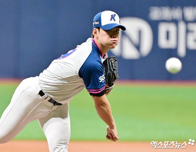  5일 오후 서울 구로구 고척스카이돔에서 열린 '2025 신한 SOL Bank KBO리그' KIA 타이거즈와 키움 히어로즈의 경기, 1회초 키움 선발투수 김윤하가 공을 힘차게 던지고 있다. 고척, 김한준 기자