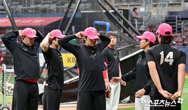 5일 오후 서울 구로구 고척스카이돔에서 열리는 '2025 신한 SOL Bank KBO리그' KIA 타이거즈와 키움 히어로즈의 경기, KIA 선수들이 훈련에 임하고 있다. 고척, 김한준 기자