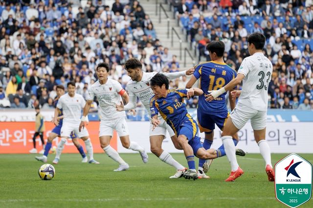 울산과 포항이 5일 울산 문수축구경기장에서 열린 '하나은행 K리그1 2025' 12라운드 '동해안더비 원정 경기에서 1-1로 비겼다. 어린이날을 맞아 많은 가족 팬들을 비롯한 2만 3442명의 구름 관중이 더비 경기를 위해 경기장을 찾은 가운데, 승부를 가리지 못했다. 한국프로축구연맹