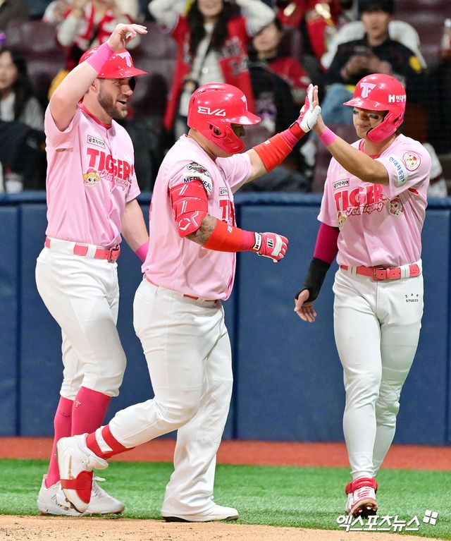 5일 오후 서울 구로구 고척스카이돔에서 열린 '2025 신한 SOL Bank KBO리그' KIA 타이거즈와 키움 히어로즈의 경기, 6회초 무사 1,3루 KIA 최형우가 스리런 홈런을 날린 후 김도영과 하이파이브를 하고 있다. 최형우는 KBO리그 통산 4번째 400홈런을 달성했다. 고척, 김한준 기자