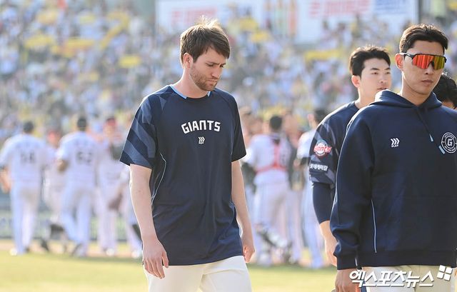 롯데 투수 반즈(왼쪽 첫 번째)는 5일 사직구장에서 열릴 '2025 신한 SOL Bank KBO 리그' SSG와 주중 3연전 첫 번째 경기를 앞두고 1군 엔트리에서 빠졌다. 왼쪽 어깨 통증으로 오는 6일 병원 검진에 나설 계획이다. 엑스포츠뉴스 DB