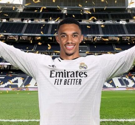 글로벌 매체 '스포츠 바이블'은 5일 '트렌트 알렉산더-아놀드는 리버풀을 떠난다고 발표한 후 레알 마드리드에서 '미친 연봉'을 받을 것으로 보인다'라고 보도했다. 리버풀은 5일 구단 공식 홈페이지를 통해 잉글랜드 풀백 아놀드가 6살 때부터 함께한 클럽을 떠날 예정이라고 발표했다. 이와 동시에 이적시장 전문가 파브리치오 로마노는 그가 레알 마드리드에서 한화로 약 234억원의 연봉을 챙긴다고 알렸다. 이는 세금과 계약 보너스, 옵션을 뺀 금액이다. 리버풀에서 연봉 172억원을 받았던 아놀드 입장에선 금전적으로도 엄청난 이익을 챙기게 됐다. 반면 그를 유스 시절부터 20년 가까이 키운 리버풀은 이적료를 한 푼도 받지 못하고 라이벌 구단에 그를 넘겨준다.