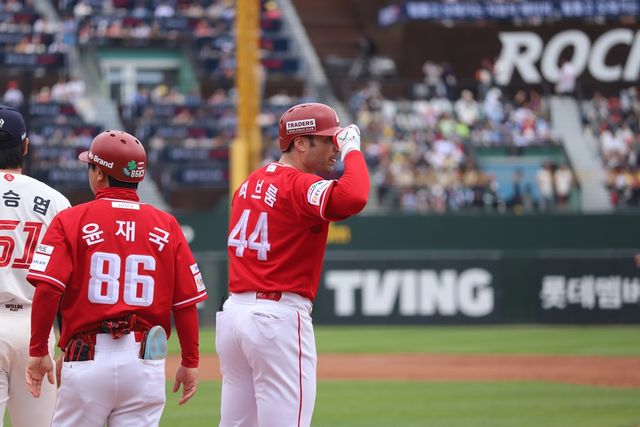 SSG 외야수 맥브룸(44번)은 5일 사직구장에서 열린 '2025 신한 SOL Bank KBO 리그' 롯데와 주중 3연전 첫 번째 경기에서 5번타자 우익수로 선발 출전했다. 적시타를 때려내며 공격에 활력을 불어넣었다. SSG 랜더스