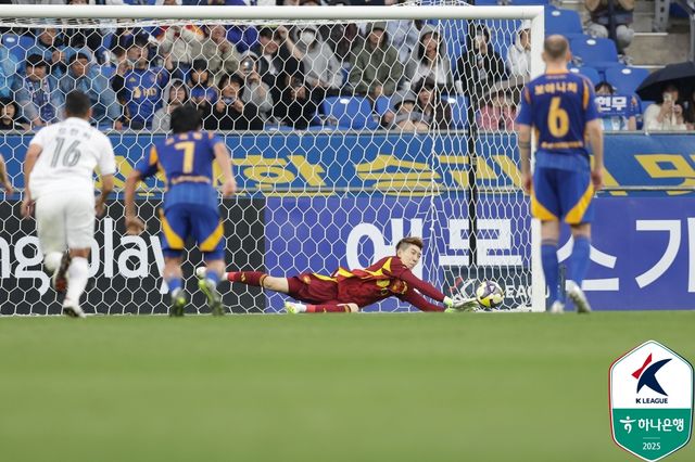 울산과 포항이 5일 울산 문수축구경기장에서 열린 '하나은행 K리그1 2025' 12라운드 '동해안더비 원정 경기에서 1-1로 비겼다. 어린이날을 맞아 많은 가족 팬들을 비롯한 2만 3442명의 구름 관중이 더비 경기를 위해 경기장을 찾은 가운데, 승부를 가리지 못했다. 한국프로축구연맹