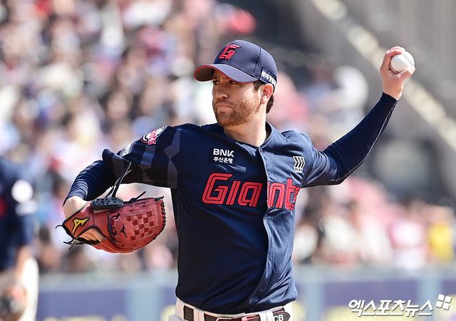 롯데 투수 반즈는 5일 사직구장에서 열릴 '2025 신한 SOL Bank KBO 리그' SSG와 주중 3연전 첫 번째 경기를 앞두고 1군 엔트리에서 빠졌다. 왼쪽 어깨 통증으로 오는 6일 병원 검진에 나설 계획이다. 엑스포츠뉴스 DB