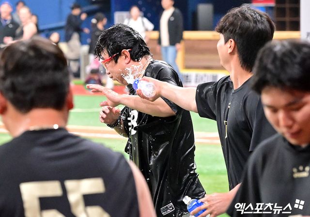 5일 오후 서울 구로구 고척스카이돔에서 열린 '2025 신한 SOL Bank KBO리그' KIA 타이거즈와 키움 히어로즈의 경기, KIA가 키움에 13:1로 대승을 거두며 3연패에서 탈출했다. 이날 경기에서 180승을 달성한 KIA 양현종이 축하 물세례를 받고 있다. 고척, 김한준 기자
