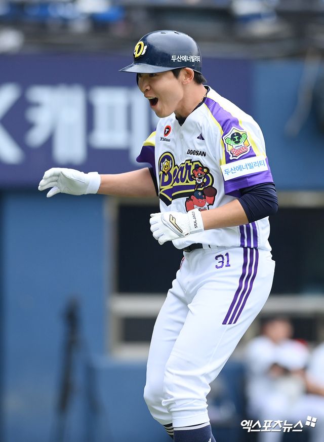 두산 베어스 외야수 정수빈이 5일 서울 잠실야구장에서 열린 2025 신한 SOL Bank KBO리그 LG 트윈스와의 팀 간 4차전에서 3회말 솔로 홈런을 기록한 뒤 기뻐하고 있다. 사진 고아라 기자