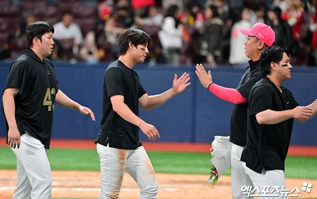 5일 오후 서울 구로구 고척스카이돔에서 열린 '2025 신한 SOL Bank KBO리그' KIA 타이거즈와 키움 히어로즈의 경기, KIA가 키움에 13:1로 대승을 거두며 3연패에서 탈출했다. 이날 경기에서 승리한 KIA 이범호 감독이 선수단과 하이파이브를 하고 있다. 고척, 김한준 기자