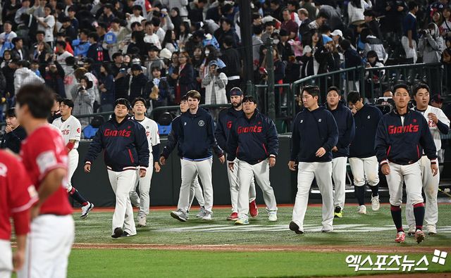 롯데는 5일 사직구장에서 열린 '2025 신한 SOL Bank KBO 리그' SSG와 주중 3연전 첫 번째 경기에서 1-7로 완패했다. 치고 올라가야 할 이달초 연패 행진이 길어지며 위기를 맞이했다. 엑스포츠뉴스 DB