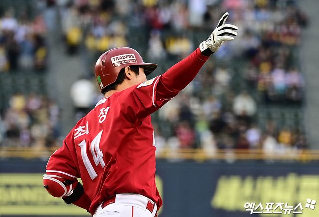 SSG 내야수 최정은 5일 사직구장에서 열린 '2025 신한 SOL Bank KBO 리그' 롯데와 주중 3연전 첫 번째 경기에서 3번 지명타자로 선발 출전했다. 1회초 결승 3점포를 터트려 공격에 활력을 불어넣었다. 엑스포츠뉴스 DB