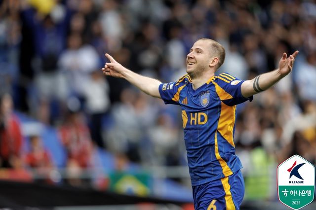 울산과 포항이 5일 울산 문수축구경기장에서 열린 '하나은행 K리그1 2025' 12라운드 '동해안더비 원정 경기에서 1-1로 비겼다. 어린이날을 맞아 많은 가족 팬들을 비롯한 2만 3442명의 구름 관중이 더비 경기를 위해 경기장을 찾은 가운데, 승부를 가리지 못했다. 한국프로축구연맹