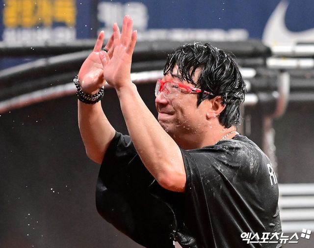 5일 오후 서울 구로구 고척스카이돔에서 열린 '2025 신한 SOL Bank KBO리그' KIA 타이거즈와 키움 히어로즈의 경기, KIA가 키움에 13:1로 대승을 거두며 3연패에서 탈출했다. 이날 경기에서 180승을 달성한 KIA 양현종이 축하물세례를 맞은 후 관중들에게 인사를 하고 있다. 고척, 김한준 기자