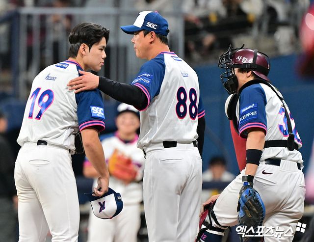 5일 오후 서울 구로구 고척스카이돔에서 열린 '2025 신한 SOL Bank KBO리그' KIA 타이거즈와 키움 히어로즈의 경기, 4회초 무사 1,3루 키움 김윤하가 마운드를 내려가고 있다. 고척, 김한준 기자