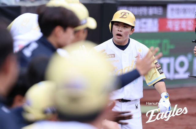 5일 대전 한화생명 볼파크에서 열린 2025 신한 SOL Bank KBO리그 삼성 라이온즈와 한화 이글스의 경기, 좌익수 겸 3번타자로 선발 출전한 문현빈은 1회말 2사 주자 없는 상황 첫 타석, 삼성 선발 최원태의 커터를 받아쳐 솔로 홈런을 터뜨렸다. 한화 이글스