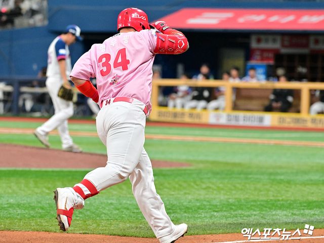 5일 오후 서울 구로구 고척스카이돔에서 열린 '2025 신한 SOL Bank KBO리그' KIA 타이거즈와 키움 히어로즈의 경기, 6회초 무사 1,3루 KIA 최형우가 스리런 홈런을 날린 후 그라운드를 돌고 있다. 최형우는 KBO리그 통산 4번째 400홈런을 달성했다. 고척, 김한준 기자