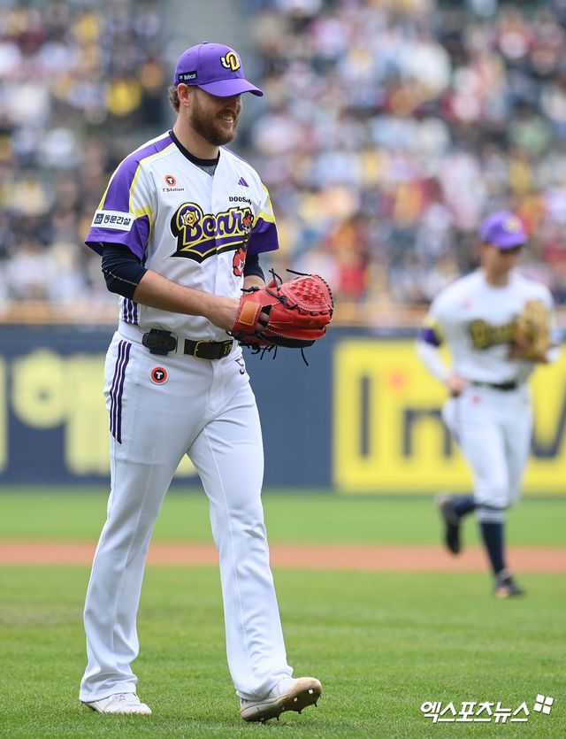 두산 베어스 외국인 투수 콜어빈이 5일 서울 잠실야구장에서 열린 2025 신한 SOL Bank KBO리그 LG 트윈스와의 팀 간 4차전에서 6이닝 1실점 호투로 팀의 3연승을 이끌었다. 사진 고아라 기자