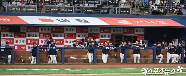롯데는 5일 사직구장에서 열린 '2025 신한 SOL Bank KBO 리그' SSG와 주중 3연전 첫 번째 경기에서 1-7로 완패했다. 치고 올라가야 할 이달초 연패 행진이 길어지며 위기를 맞이했다. 엑스포츠뉴스 DB
