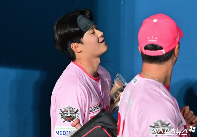 5일 오후 서울 구로구 고척스카이돔에서 열린 '2025 신한 SOL Bank KBO리그' KIA 타이거즈와 키움 히어로즈의 경기, KIA가 키움에 13:1로 대승을 거두며 3연패에서 탈출했다. 경기종료 후 KIA 정해원이 더그아웃을 빠져나가고 있다. 고척, 김한준 기자