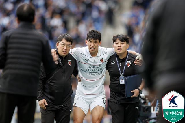 울산과 포항이 5일 울산 문수축구경기장에서 열린 '하나은행 K리그1 2025' 12라운드 '동해안더비 원정 경기에서 1-1로 비겼다. 어린이날을 맞아 많은 가족 팬들을 비롯한 2만 3442명의 구름 관중이 더비 경기를 위해 경기장을 찾은 가운데, 승부를 가리지 못했다. 한국프로축구연맹