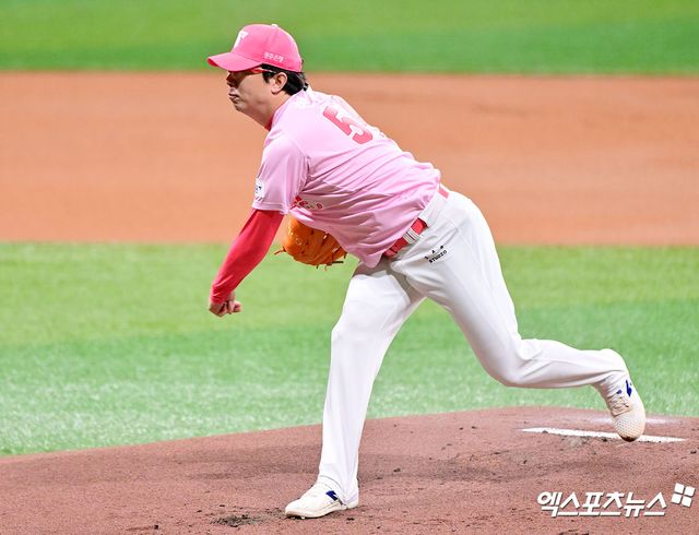 5일 오후 서울 구로구 고척스카이돔에서 열린 '2025 신한 SOL Bank KBO리그' KIA 타이거즈와 키움 히어로즈의 경기, 1회말 KIA 선발투수 양현종이 공을 힘차게 던지고 있다. 고척, 김한준 기자