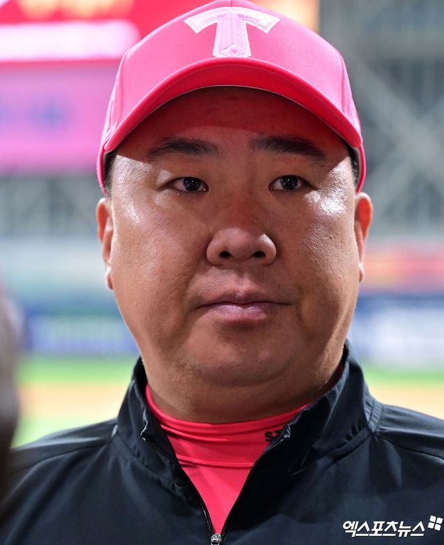 5일 오후 서울 구로구 고척스카이돔에서 열리는 '2025 신한 SOL Bank KBO리그' KIA 타이거즈와 키움 히어로즈의 경기, KIA 이범호 감독이 취재진과 대화를 나누고 있다. 고척, 김한준 기자