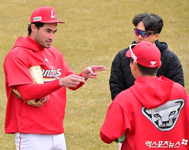 SSG 투수 화이트(왼쪽)는 5일 사직구장에서 열린 '2025 신한 SOL Bank KBO 리그' 롯데와 주중 3연전 첫 번째 경기에서 선발 등판했다. 최종 성적 8이닝 1실점으로 팀 승리에 보탬이 됐다. 엑스포츠뉴스 DB