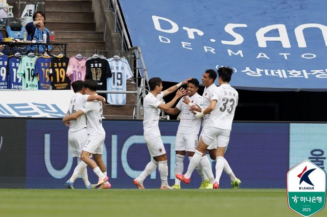 울산과 포항이 5일 울산 문수축구경기장에서 열린 '하나은행 K리그1 2025' 12라운드 '동해안더비 원정 경기에서 1-1로 비겼다. 어린이날을 맞아 많은 가족 팬들을 비롯한 2만 3442명의 구름 관중이 더비 경기를 위해 경기장을 찾은 가운데, 승부를 가리지 못했다. 한국프로축구연맹