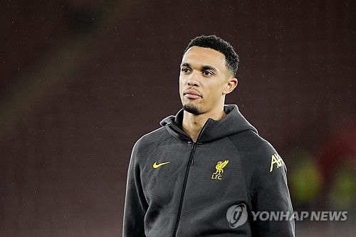 글로벌 매체 '스포츠 바이블'은 5일 '트렌트 알렉산더-아놀드는 리버풀을 떠난다고 발표한 후 레알 마드리드에서 '미친 연봉'을 받을 것으로 보인다'라고 보도했다. 리버풀은 5일 구단 공식 홈페이지를 통해 잉글랜드 풀백 아놀드가 6살 때부터 함께한 클럽을 떠날 예정이라고 발표했다. 이와 동시에 이적시장 전문가 파브리치오 로마노는 그가 레알 마드리드에서 한화로 약 234억원의 연봉을 챙긴다고 알렸다. 이는 세금과 계약 보너스, 옵션을 뺀 금액이다. 리버풀에서 연봉 172억원을 받았던 아놀드 입장에선 금전적으로도 엄청난 이익을 챙기게 됐다. 반면 그를 유스 시절부터 20년 가까이 키운 리버풀은 이적료를 한 푼도 받지 못하고 라이벌 구단에 그를 넘겨준다.